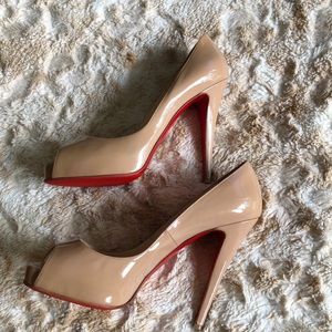 CHRISTIAN LOUBOUTIN Very Prive nude patent peeptoe